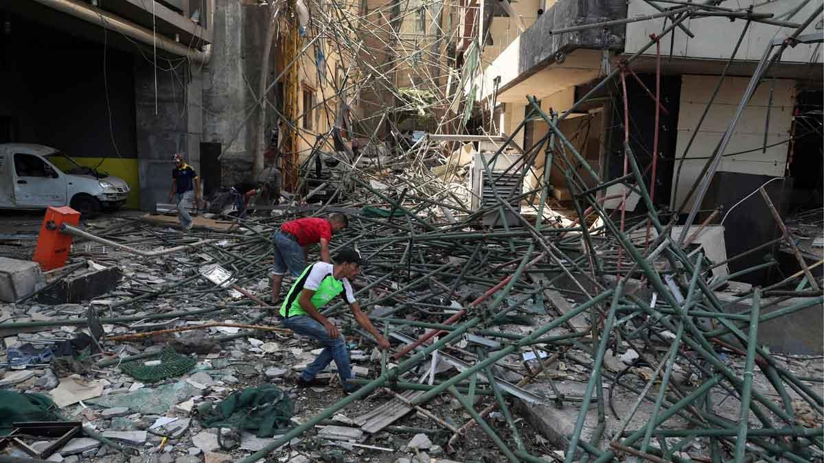 Limpieza de escombros en Beirut tras la explosión