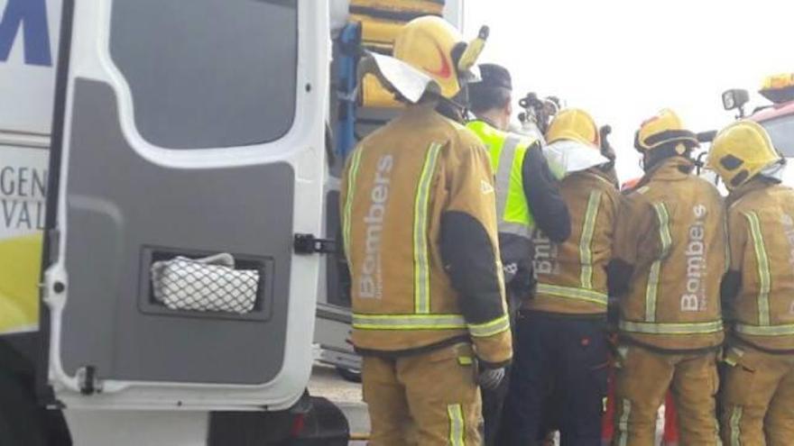 Bomberos en el accidente ocurrido en Orihuela.