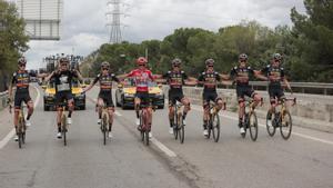 El líder de la general, el estadounidense Sepp Kuss , con el maillot rojo, con su equipo al final de la 21ª, en la última etapa de La Vuelta Ciclista a España, en Madrid. 