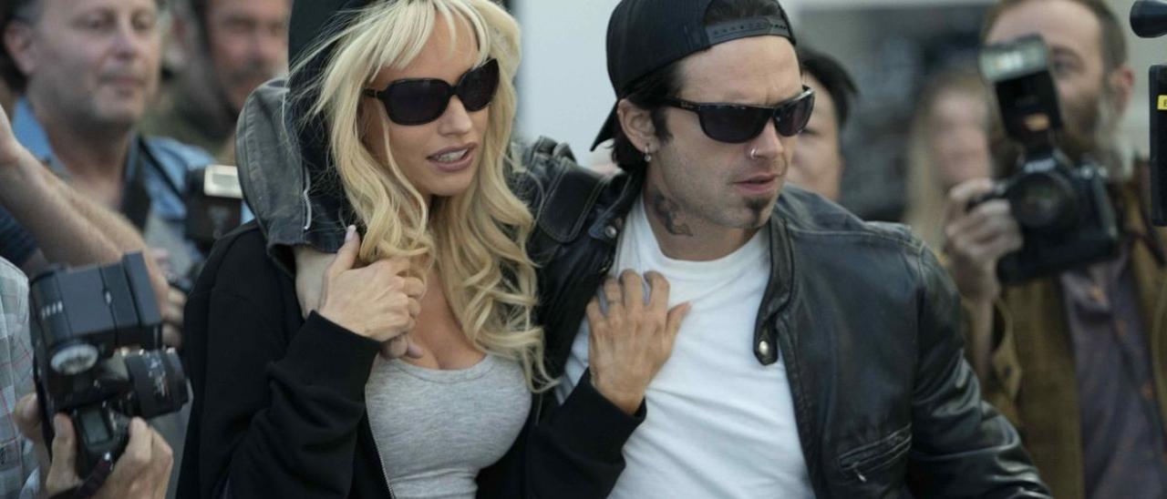 Lily James y Sebastian Stan como Pamela Anderson y Tommy Lee.