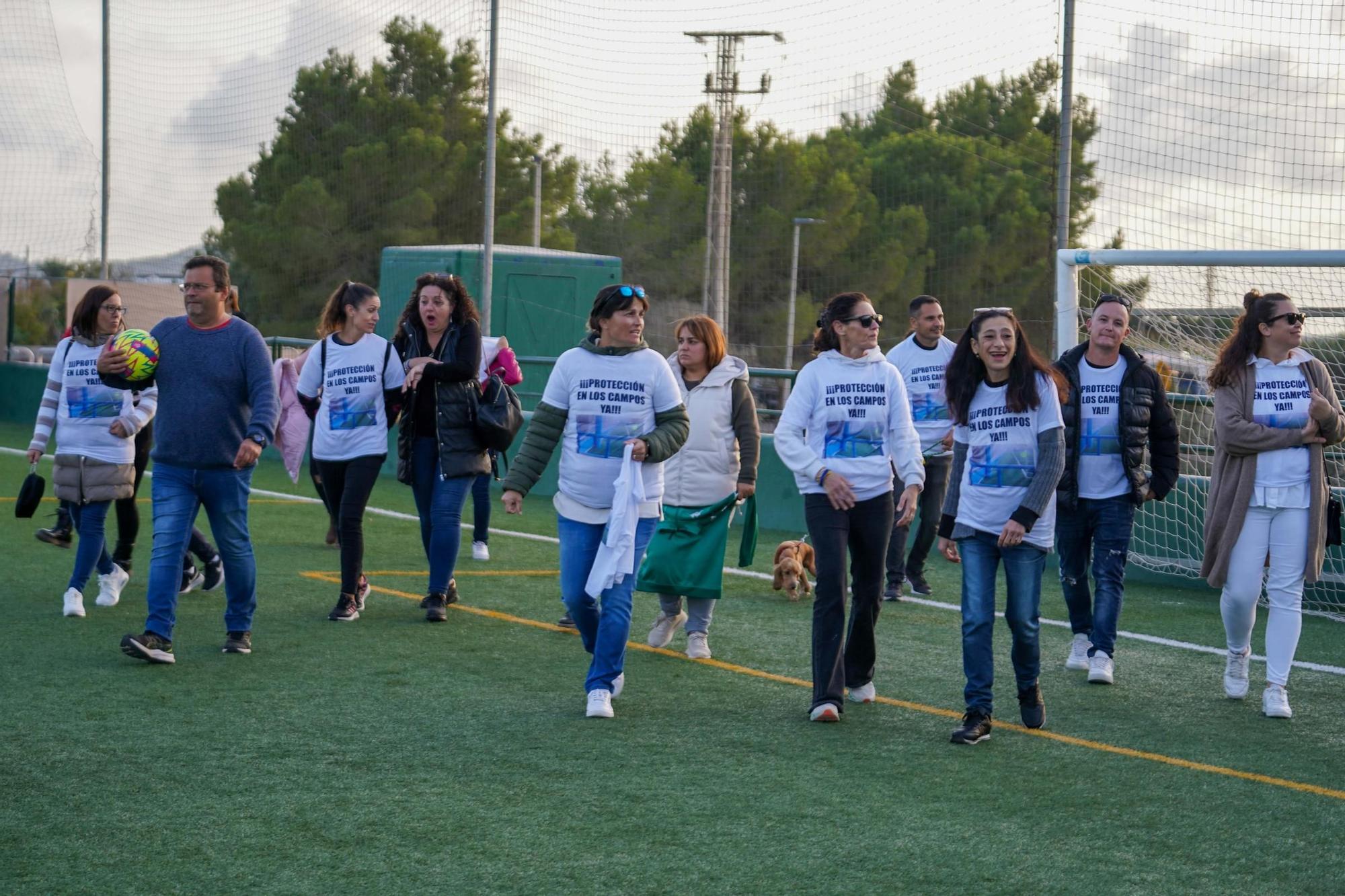 Las imágenes de la nueva protesta para exigir protecciones en los muros de los campos de fútbol de Ibiza