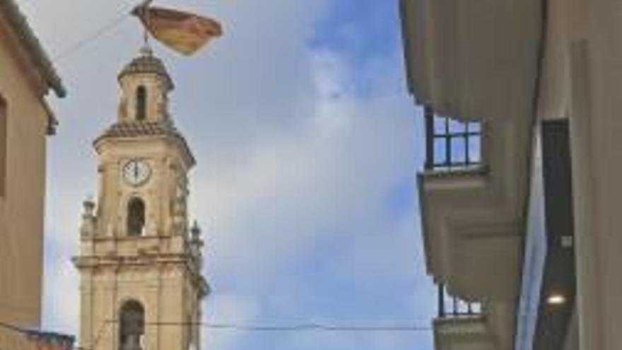 Un monumento fallero, en la plaza Major de Gandia.