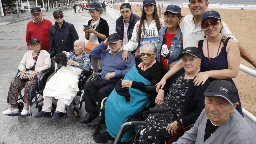 Los mayores de una residencia de Zamora ven el mar por primera vez