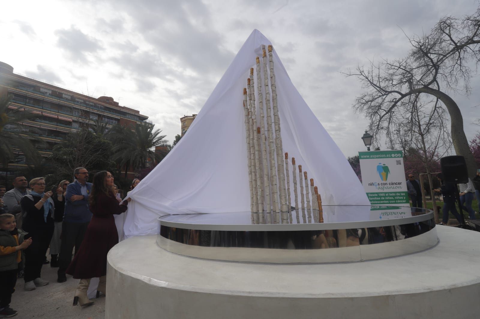 València dedica un monumento a los menores fallecidos por cáncer