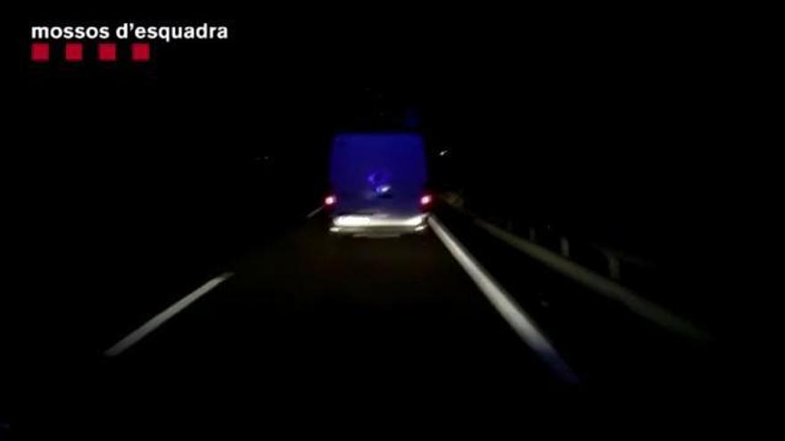 Denunciat un conductor a l'AP-7 amb una furgoneta a 50 km/h i amb sobrepès