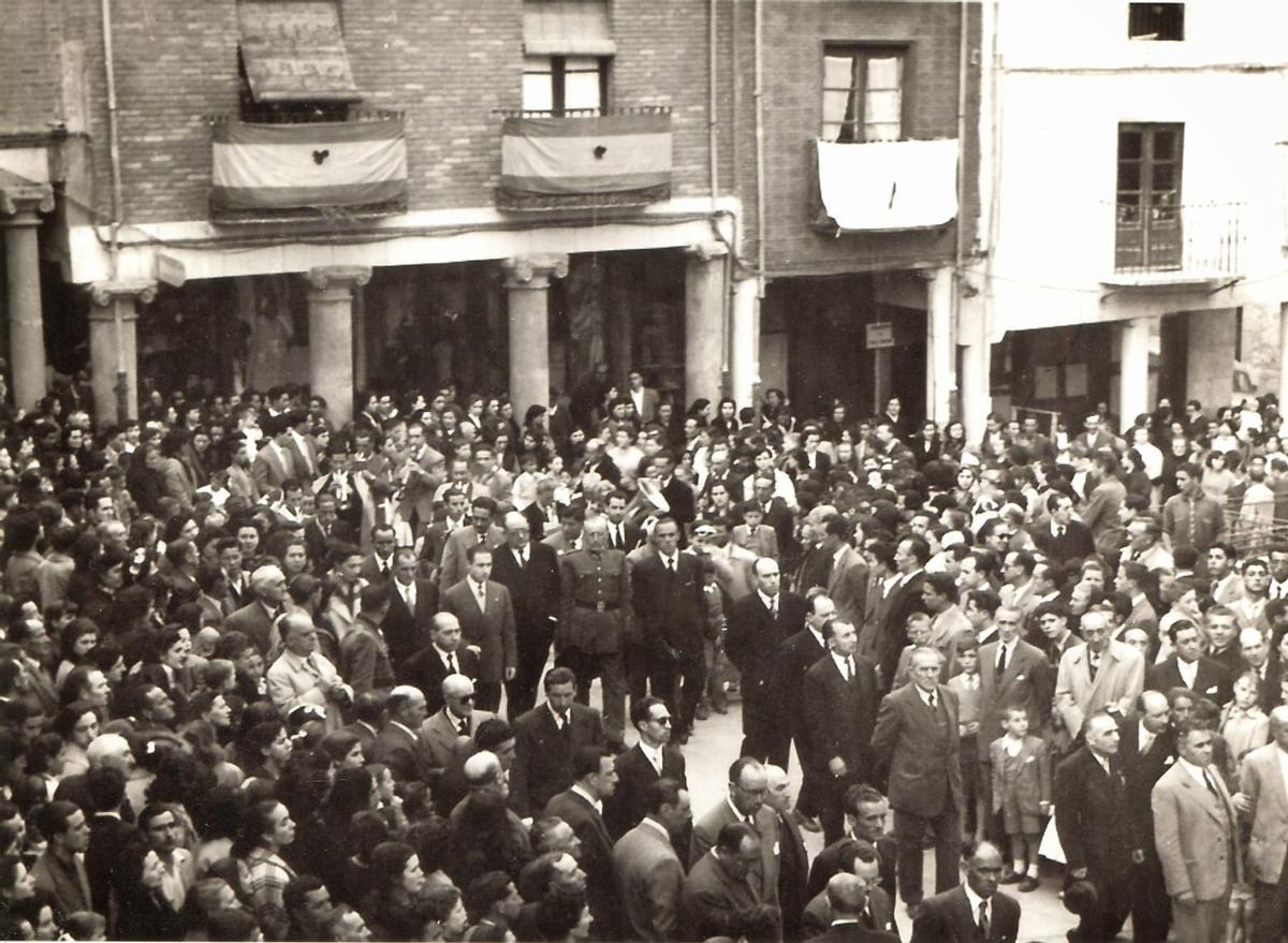 Llegada de las autoridades a la plaza para la petición del toro en los años 60, seguidos de la banda de música.