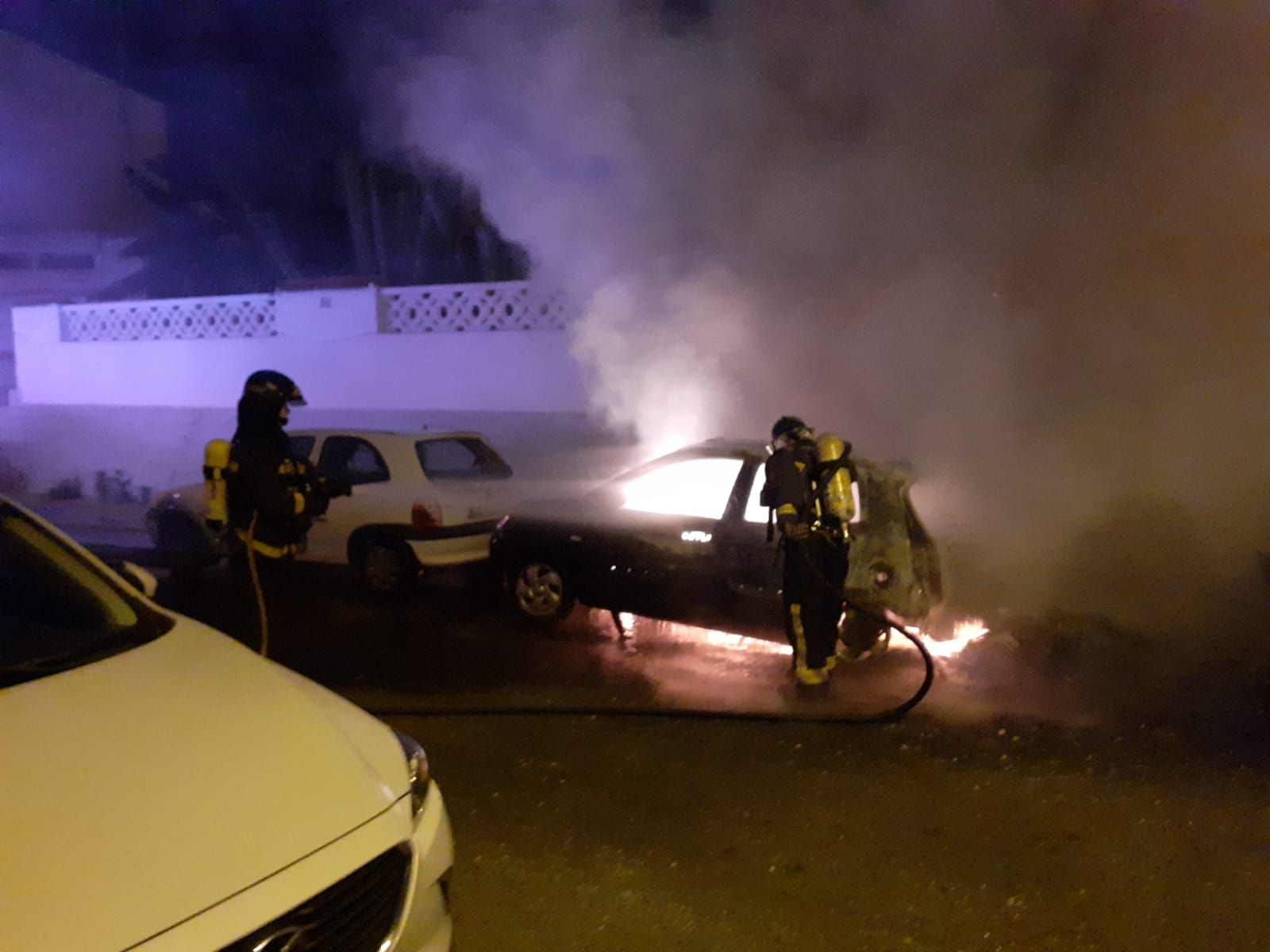 Dos coches afectados por el incendio de un contenedor en Tamaraceite