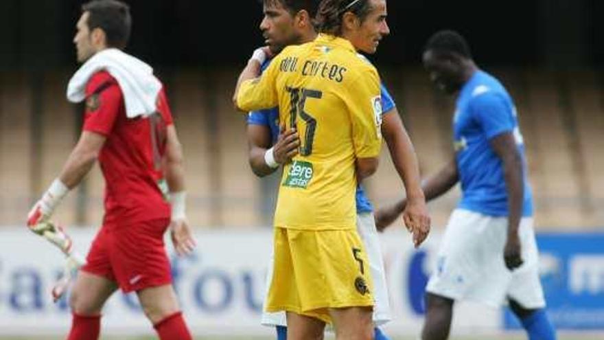 David Cortés de despide de Bodipo tras la disputa del último partido entre Xerez y Hércules.