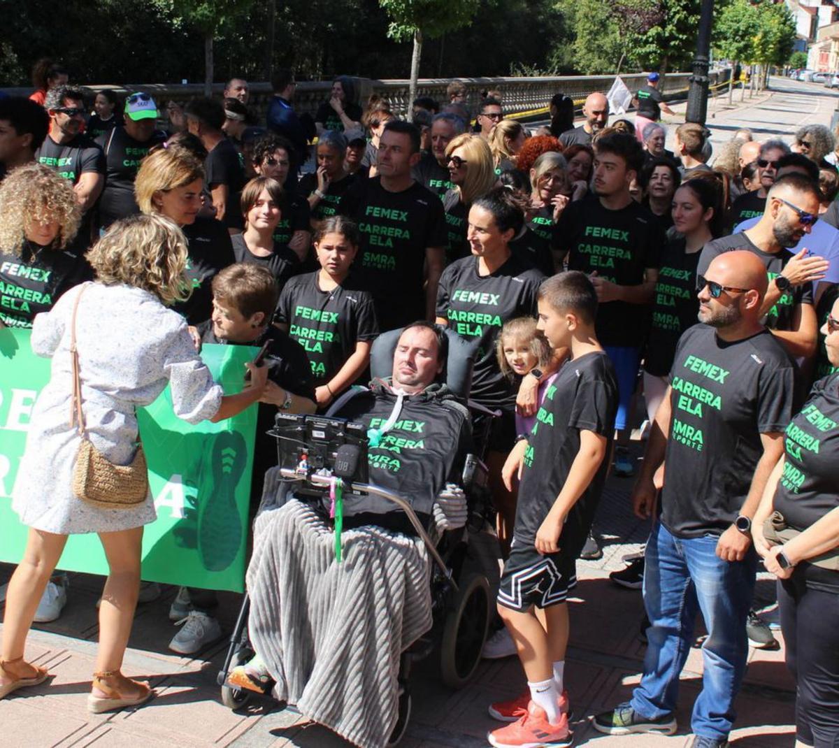 José Luis Capitán, arropado por su familia, antes de la carrera. | A. Velasco