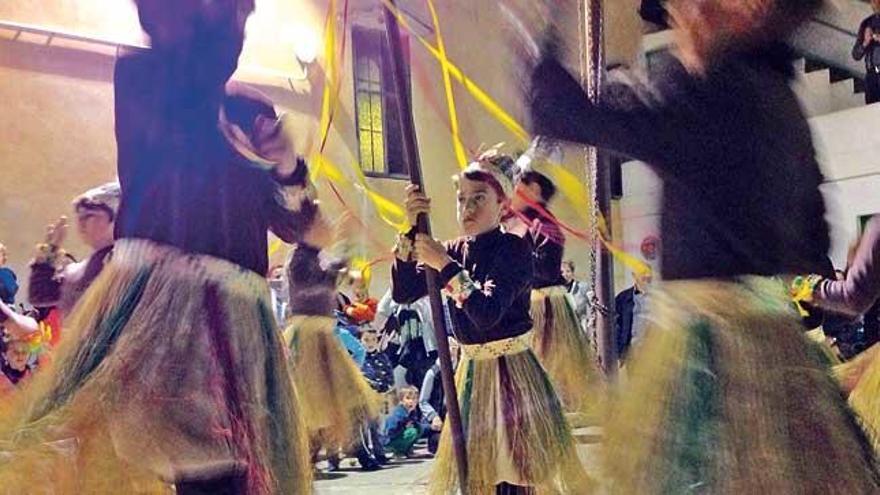 La Dansa dels Indis alegra las fiestas de Crist Rei de Manacor