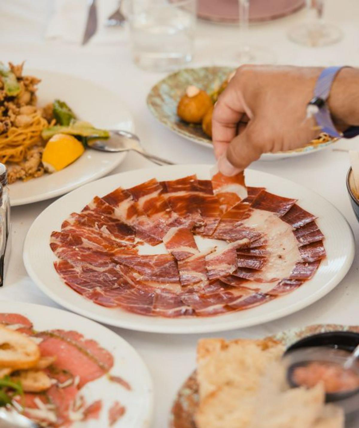Jamón cortado por el campeón de España. |