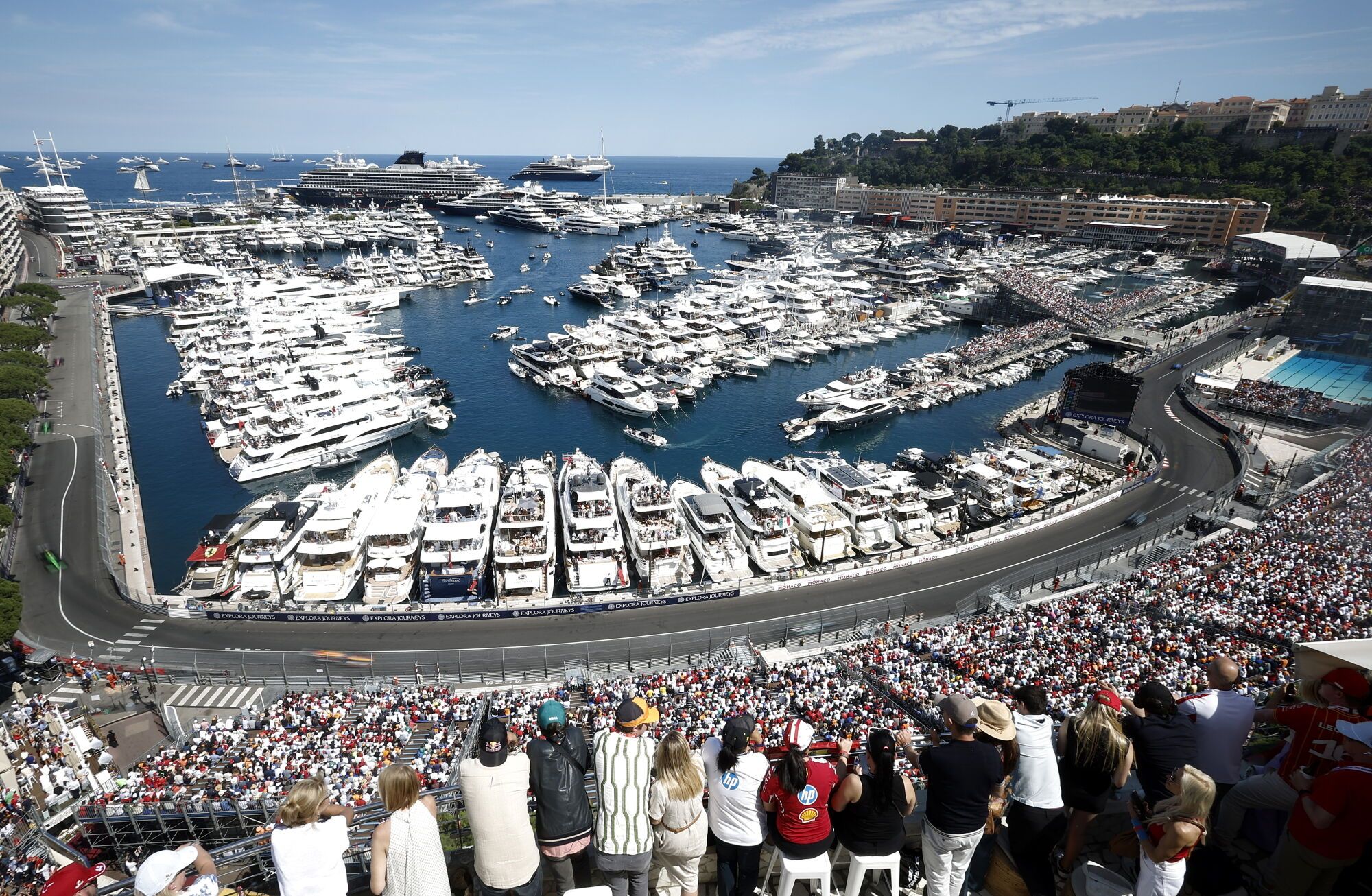 Monaco (Monaco), 25/05/2025.- Spectators watch drivers racing around the harbour during the Formula One Grand Prix of Monaco at the Circuit de Monaco in Monte Carlo, Monaco, 25 May 2025. (Fórmula Uno) EFE/EPA/YOAN VALAT
