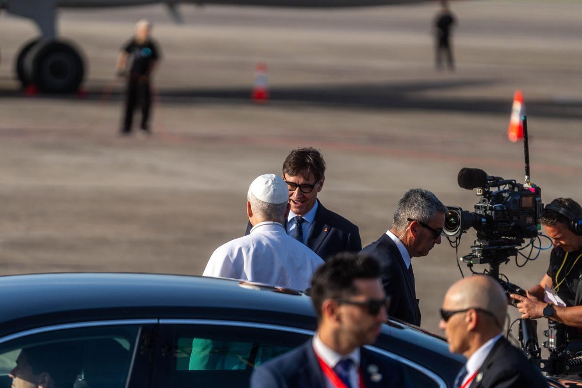 El Papa se despide de Barcelona en el aeropuerto de El Prat.