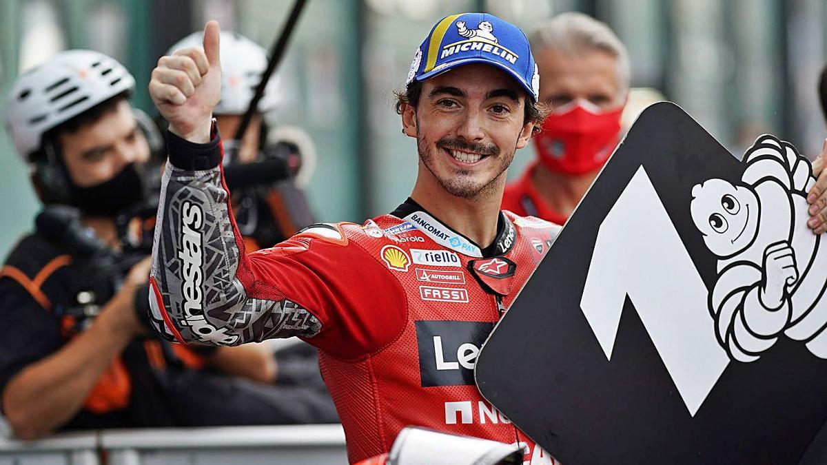 Bagnaia celebrant la «pole position» ahir en el circuit Marco Simoncelli de Misano Adriàtic. | EFE/DANILO DI GIOVANNI