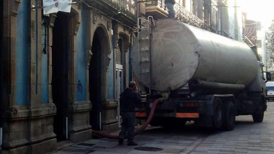 Achique del hueco del ascensor de la Casa da Cultura . // FDV