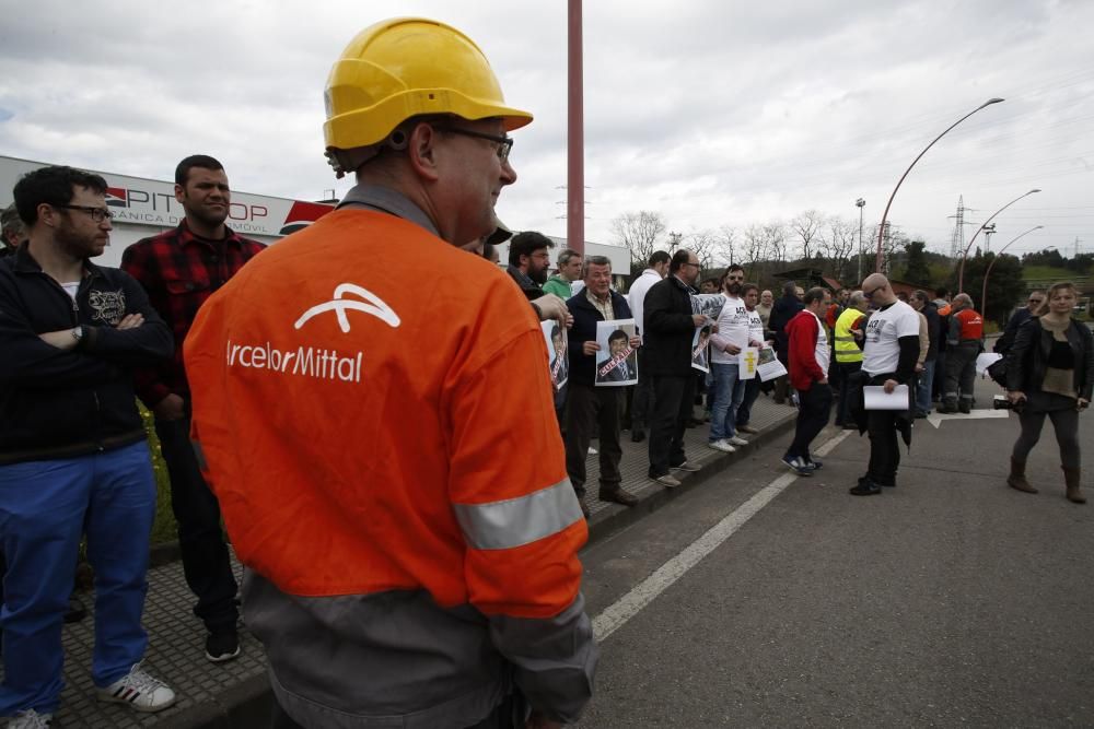 Trabajadores de Arcelor concentrados en la entrada de la factoría en Trasona