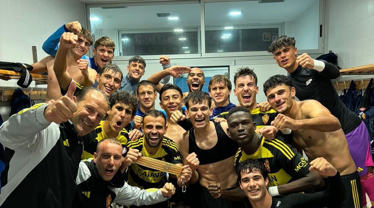 Varios miembros de la plantilla del Aragón celebran el triunfo frente al Izarra en su vestuario.