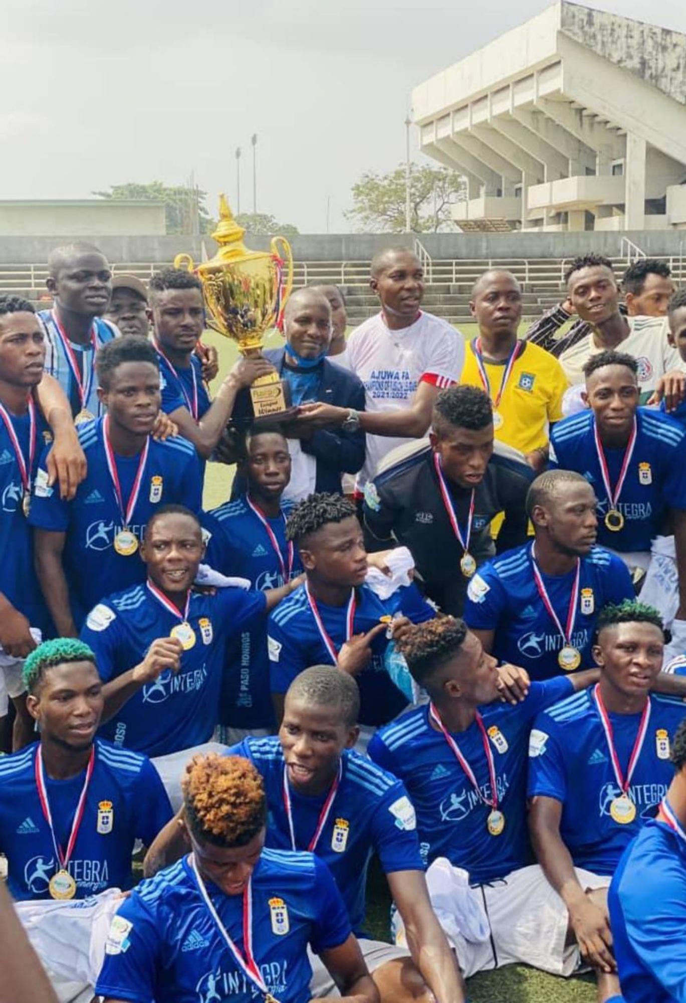 Los jugadores del Awuja, con la copa de campeones