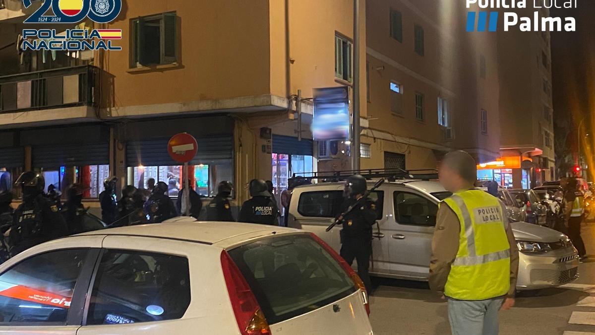 Agentes de la Policía Nacional y Local durante el despleigue en Son Gotleu.