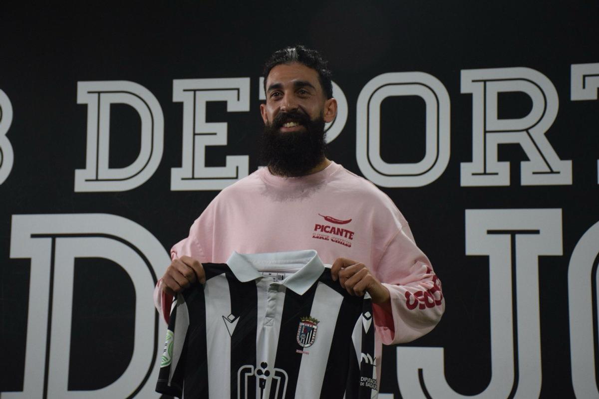 Carlos Bravo posa con la camiseta del Badajoz tras su presentación.