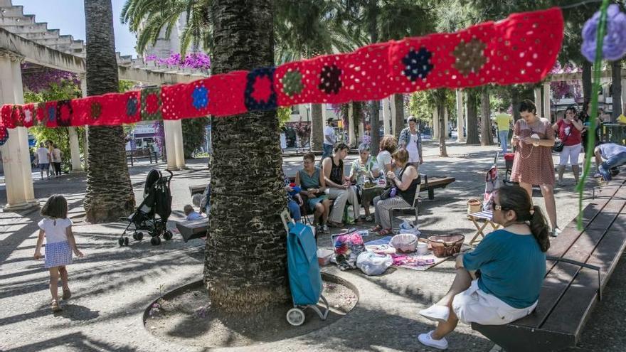 La plaza de las Columnas fue el escenario ayer del encuentro de aficionados al ganchillo.