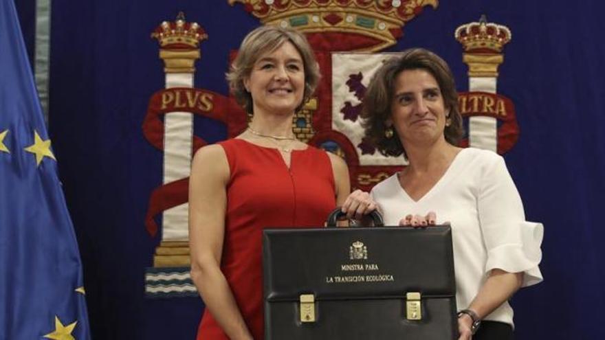 Teresa Ribera recibe la cartera de manos de Tejerina