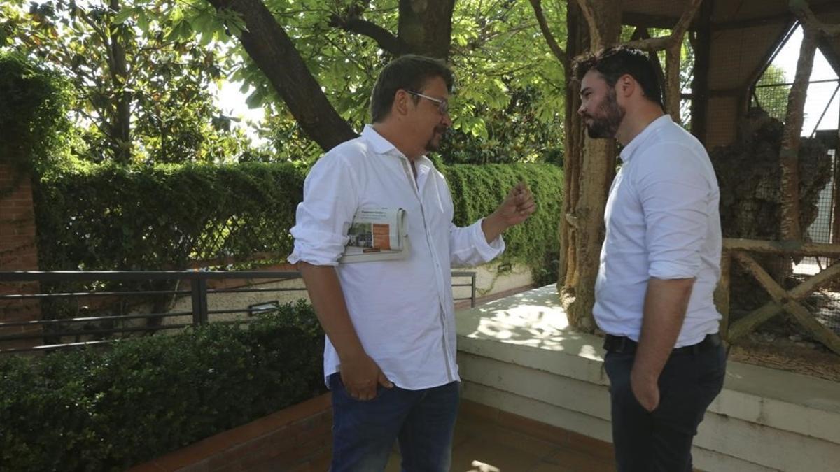 Los candidatos de En Comú Podem, Xavier Domènech, y ERC, Gabriel Rufián, durante el cara a cara que mantuvieron en el foro Primera Plana de EL PERIÓDICO.