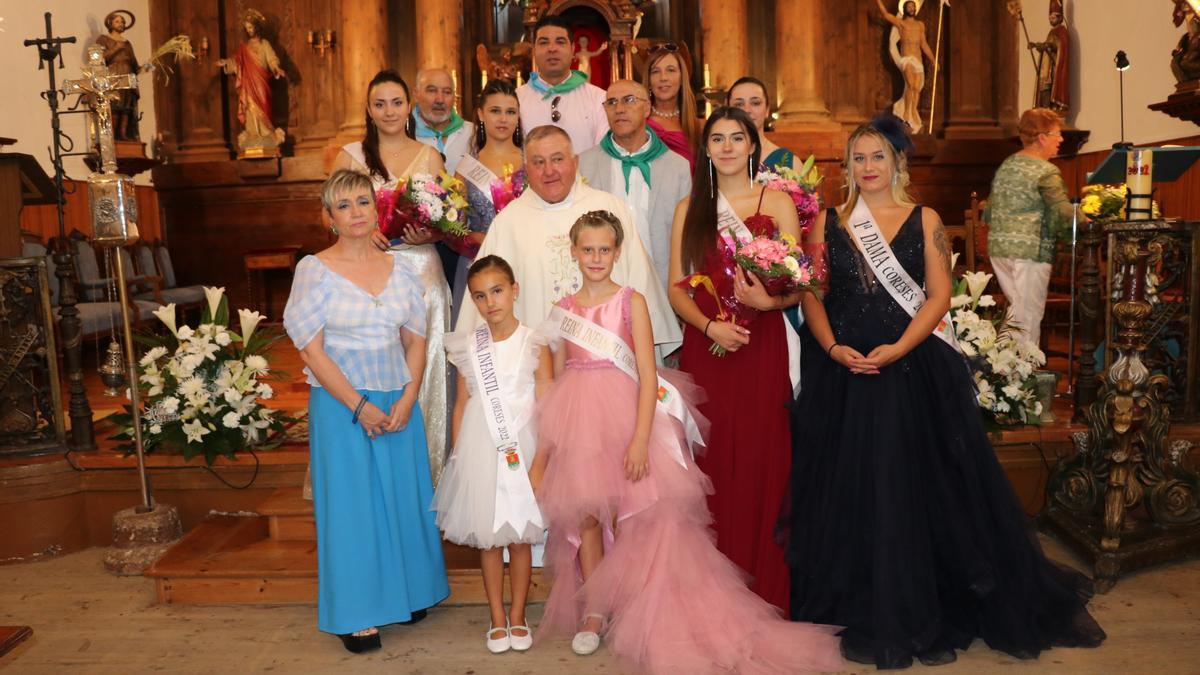 Las reinas y damas de las fiestas de Coreses, con el alcalde y el párroco.