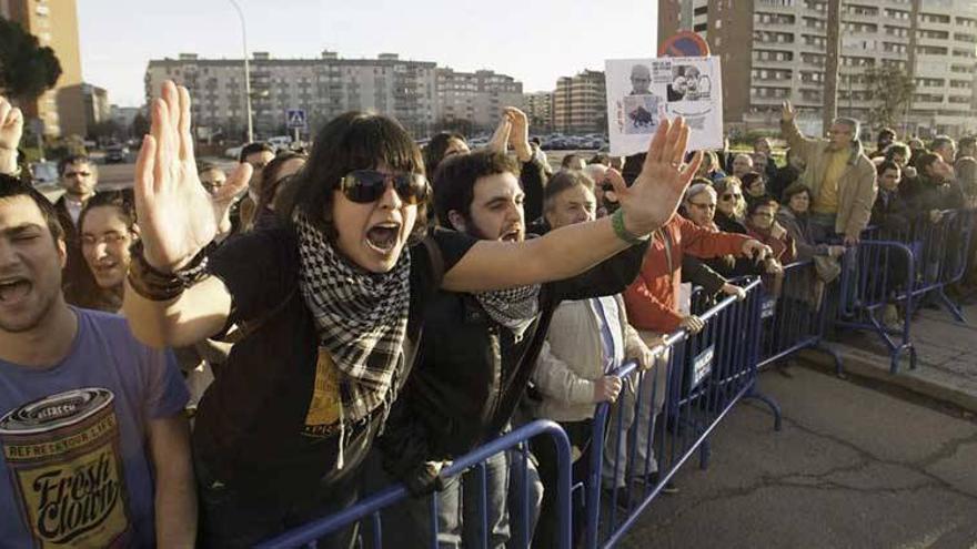 Wert inaugura la biblioteca del Estado entre protestas por los recortes en Educación