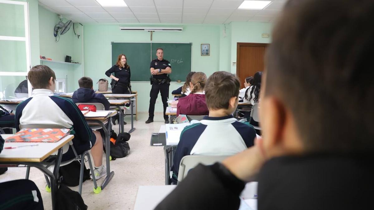Agentes tutores de la Policía Local de Córdoba imparten una charla en un colegio.