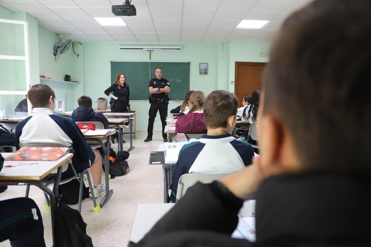Los agentes tutores de la Policía Local de Córdoba imparten una charla en un colegio de la capital