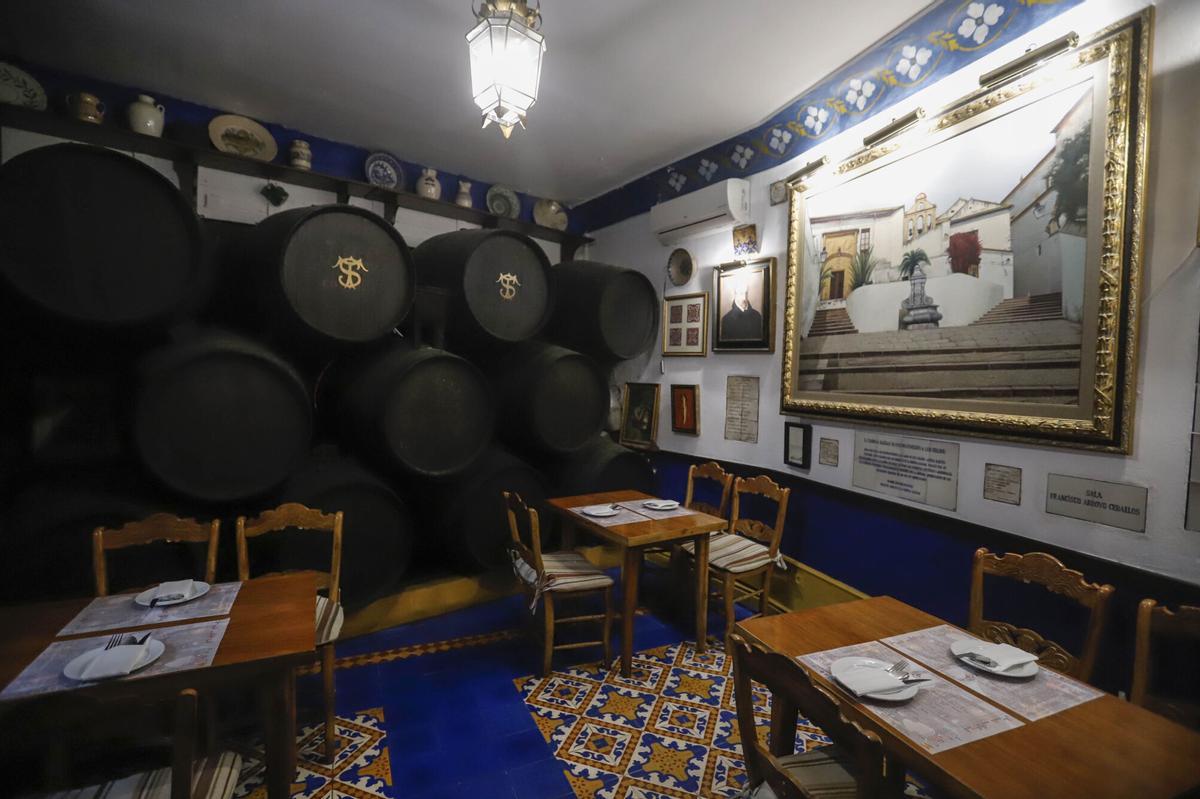 AJGonzález Córdoba  José María Bellido y Blanca Torrent presentan la ordenanza sobre tabernas históricas en la taberna histórica Salinas de la calle Tundidores