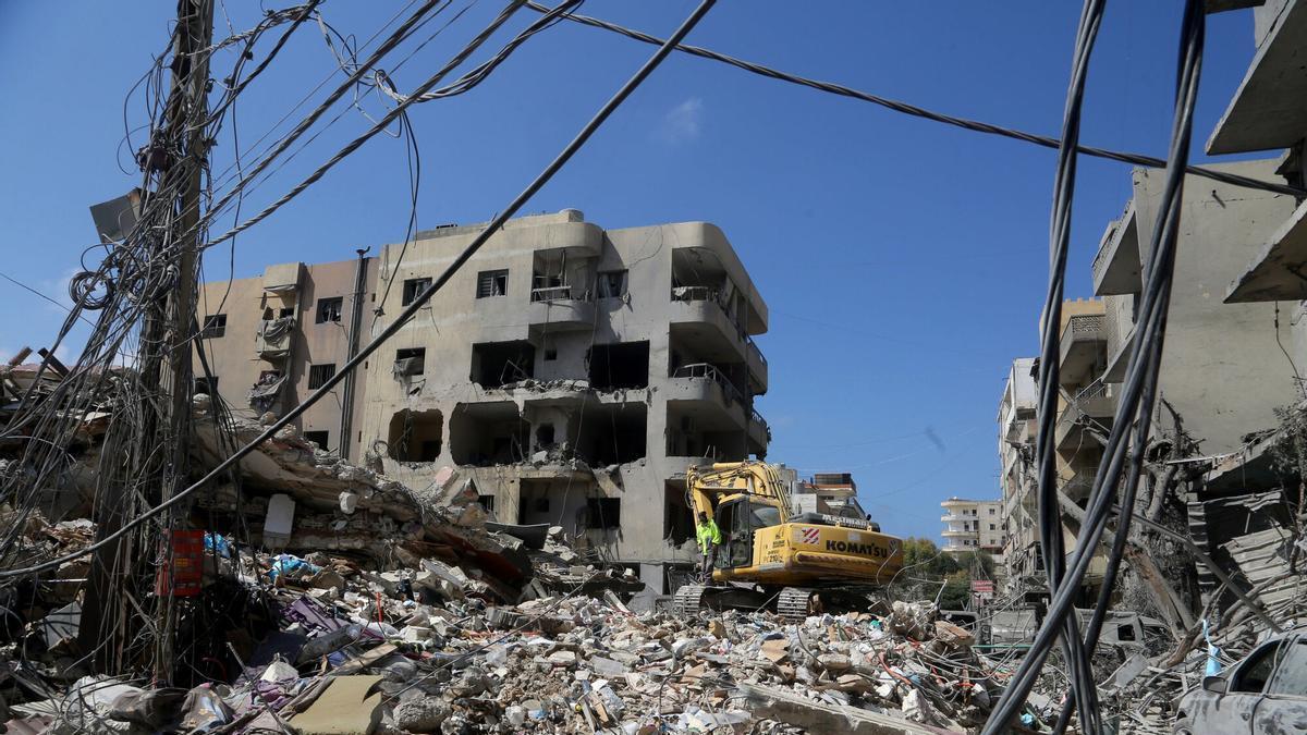 Trabajadores recogen escombros de un edificio destruido por las bombas en Líbano.