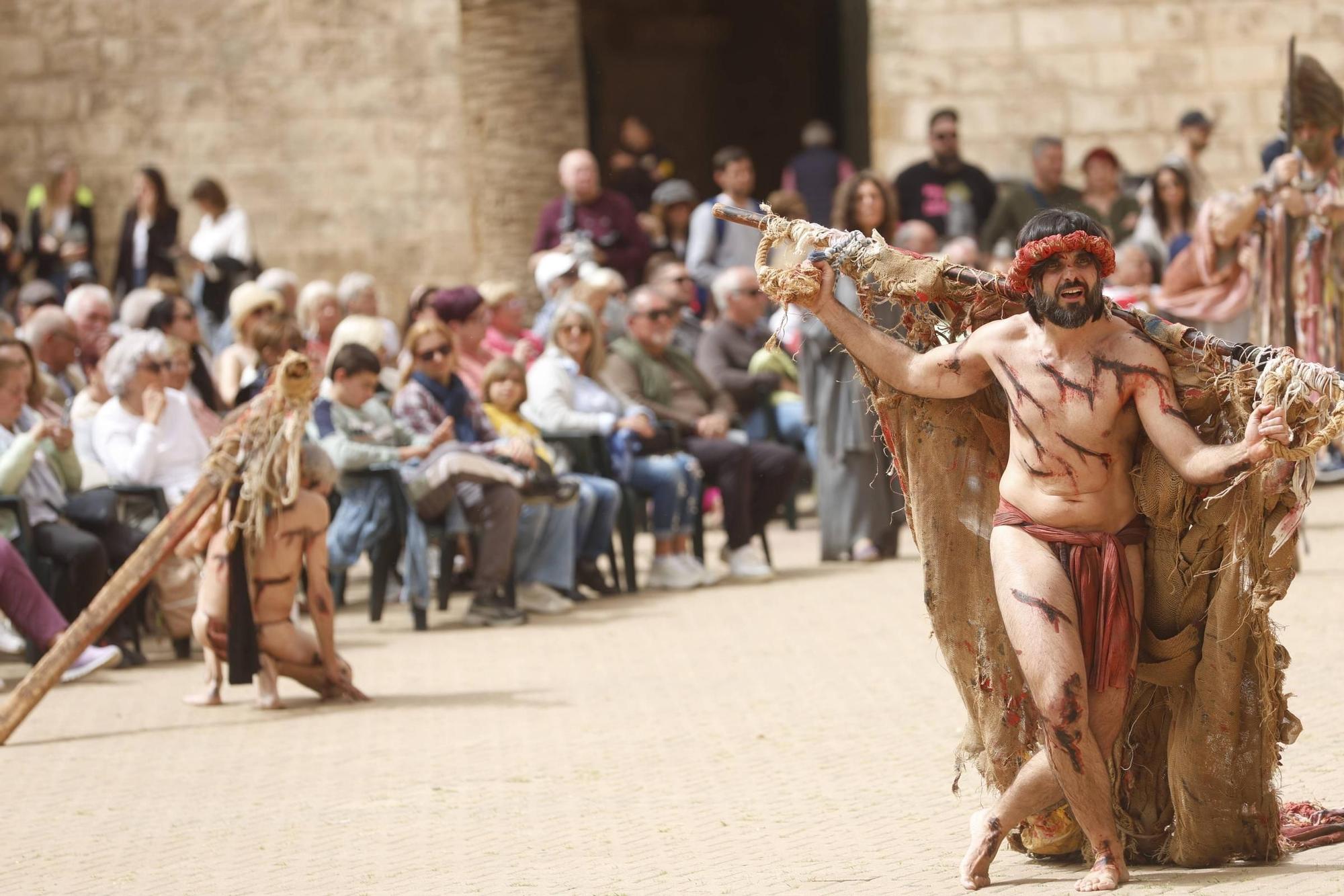 Representación del Via Crucis fente a la Catedral de Mallorca