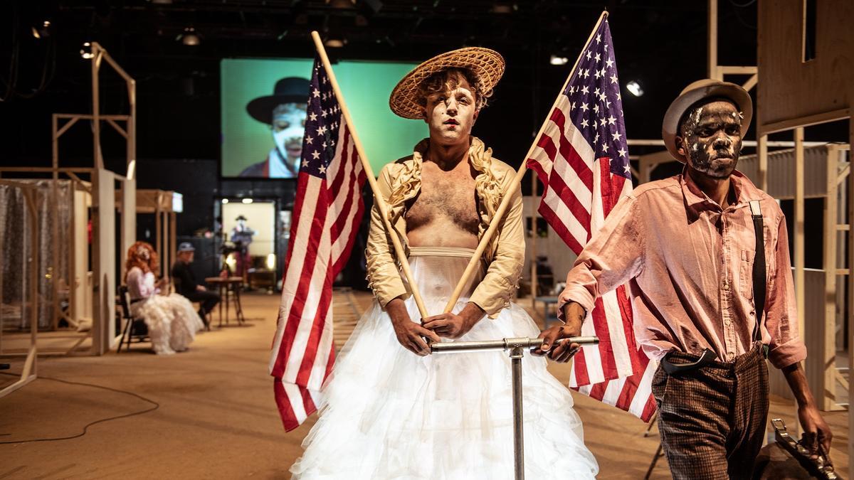 Fotos del montaje ‘Dark Noon’, el cual se irá construyendo a medida que avance la obra en el Centro Insular de Deportes.