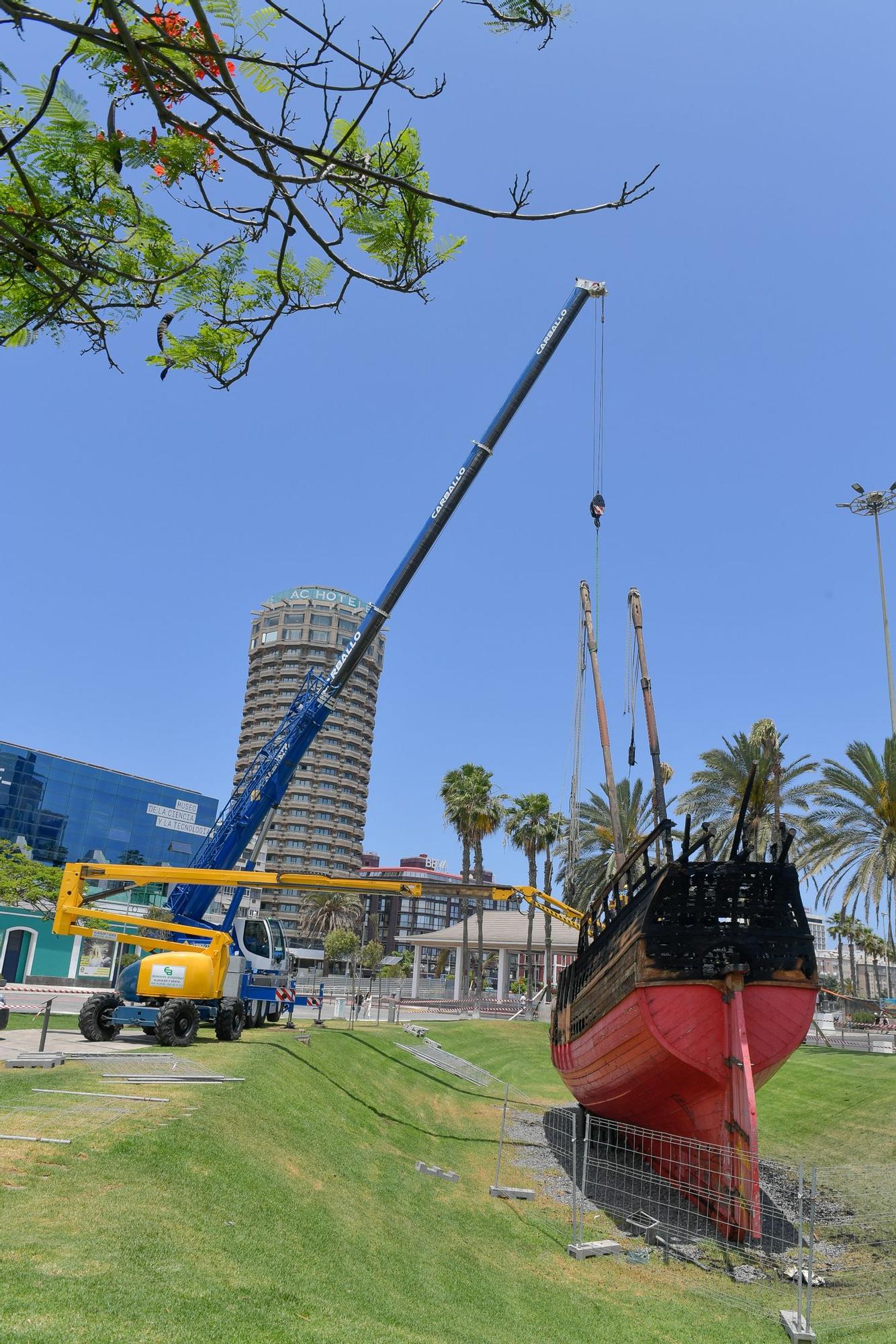 Arde la réplica de 'La Niña' en el Parque de Santa Catalina