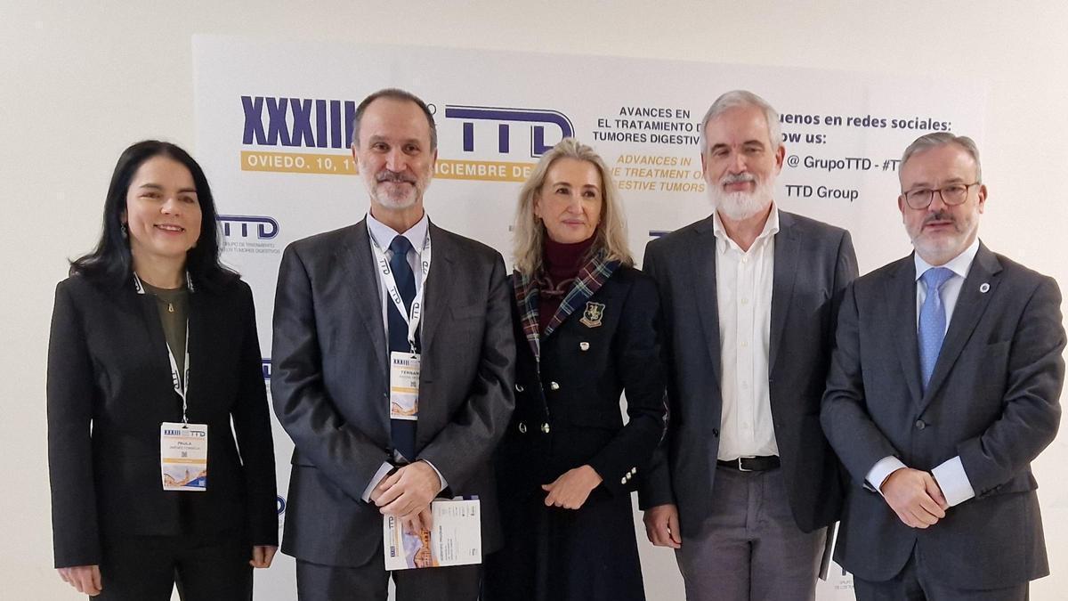 De pie, de izquierda a derecha, Paula Jiménez Fonseca, oncóloga del HUCA y coordinadora del Comité organizador, Fernando Rivero, presidente del Grupo de Tratamento de Tumores Digestivos; Beatriz López, gerente del área sanitaria IV, y Alfredo García Quintana, concejal de Turismo de Oviedo