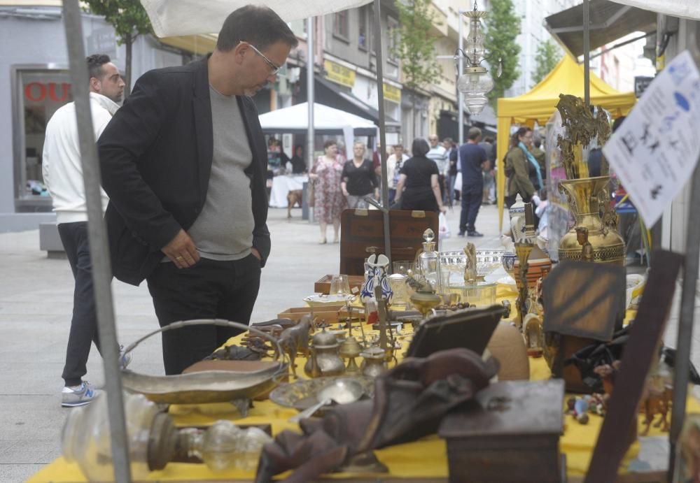 La asociación de vecinos Oza Gaiteira impulsa un mercadillo de antigüedades y productos de segunda mano para apoyar el comercio y la hostelería del barrio.