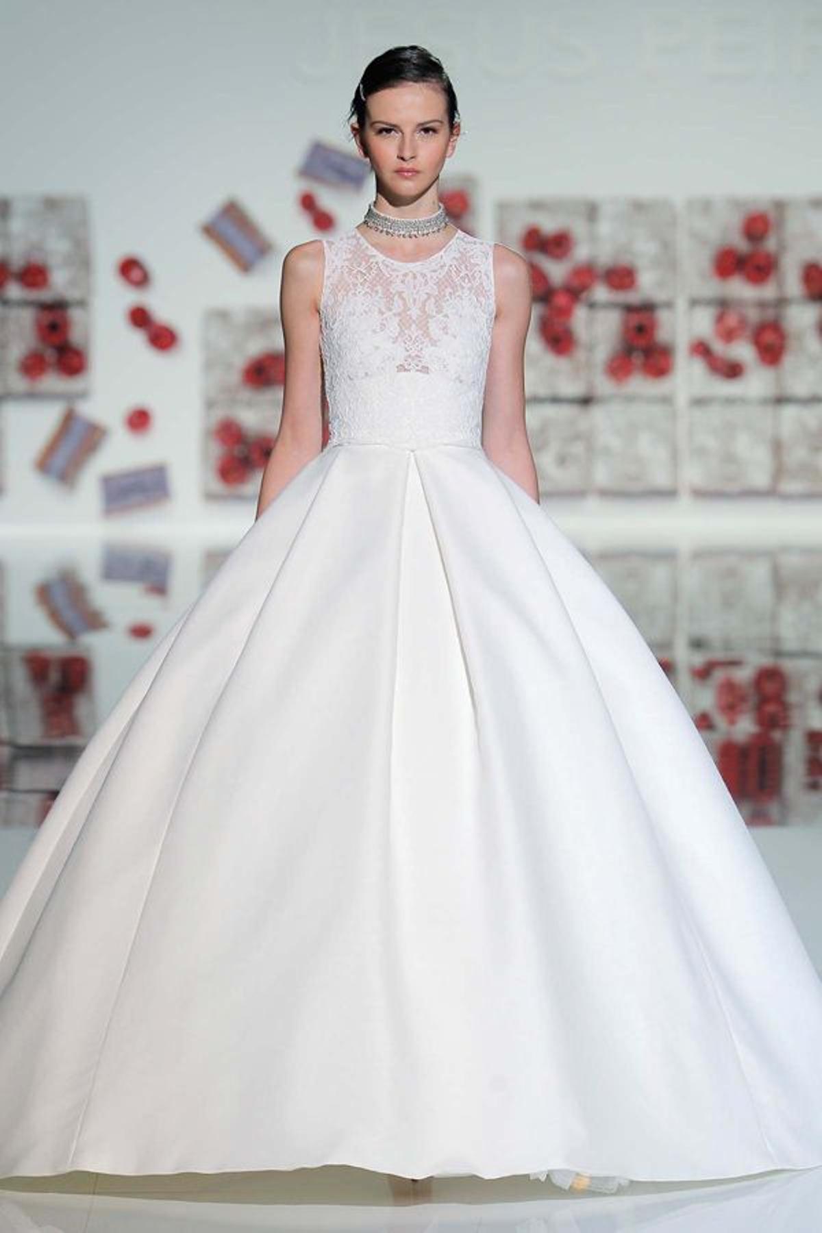 8 vestidos de novia con encaje: este modelo combina un cuerpofajín de encaje y rebrodé con una gran falda tableada de esterilla. Espalda con fantasía de chantilly