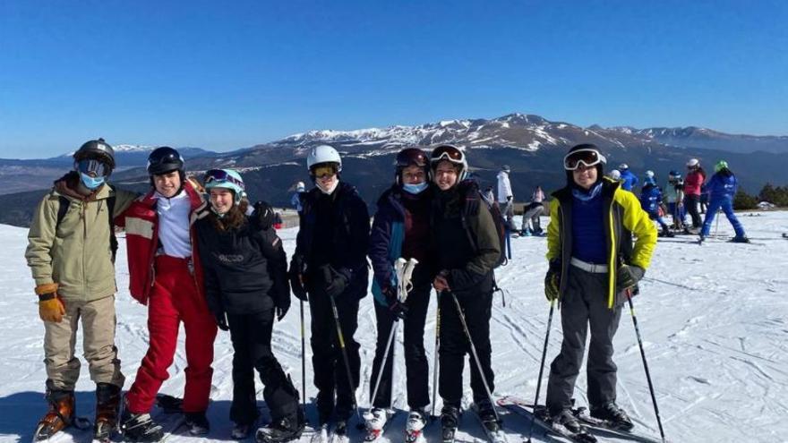 Una part dels joves de l&#039;esquiada de Castelló d&#039;Empúries