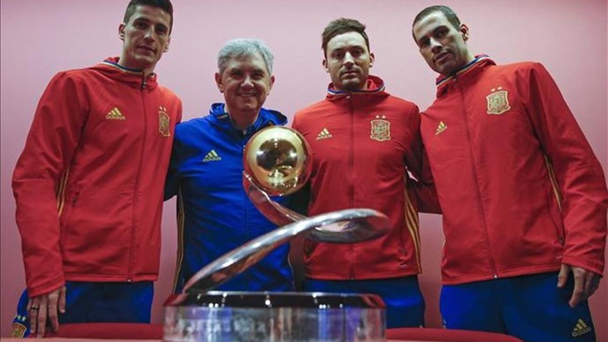 El seleccionador Venancio junto a sus jugadores, Ortíz, Angosto y Maciel posan ante el trofeo de la Euro-2016