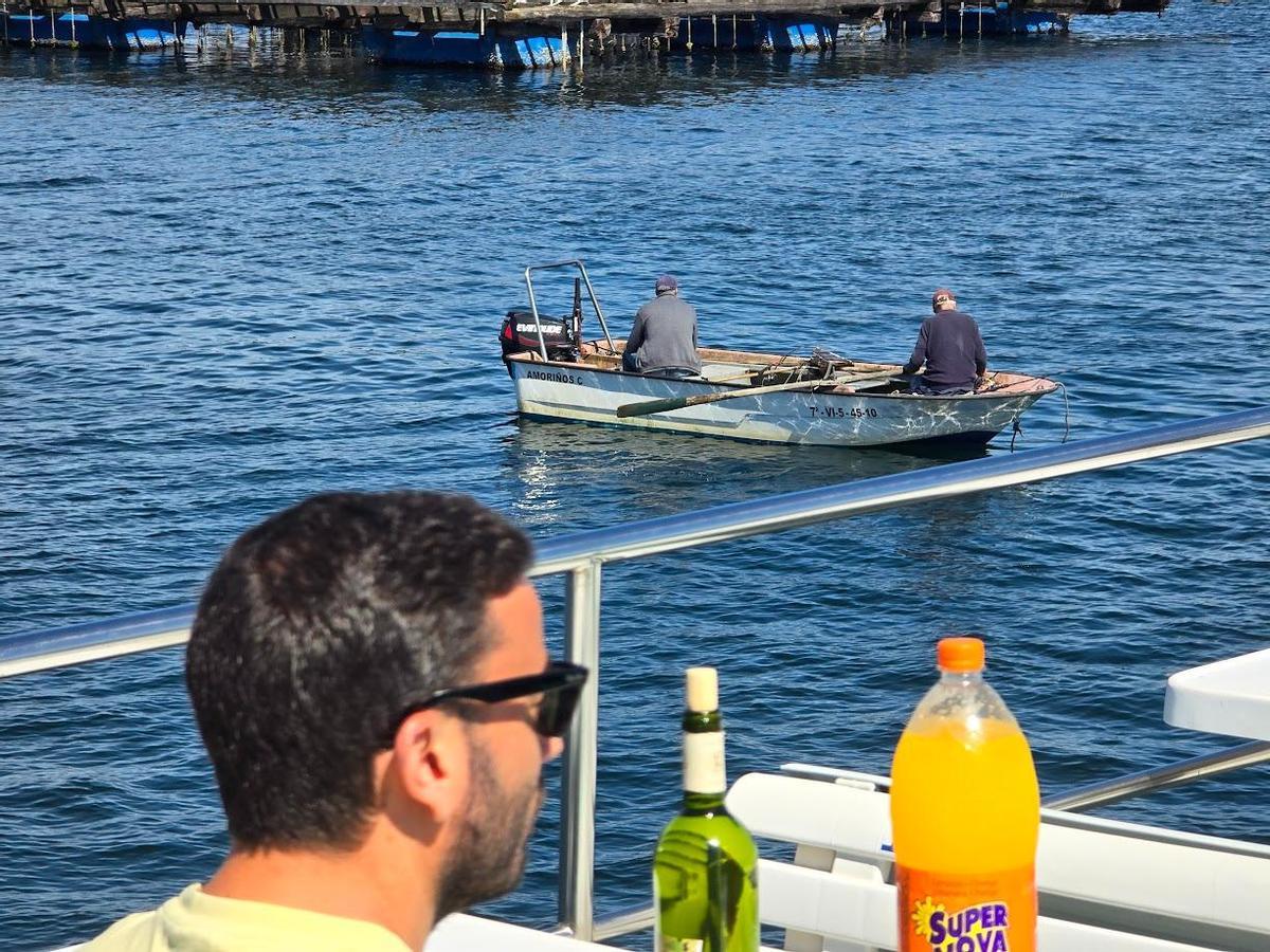 Una pequeña embarcación observada desde un catamarán.
