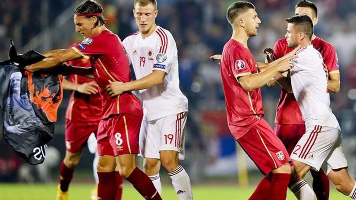 Los jugadores se enzarzaron por una bandera con el mensaje 'Gran Albania'