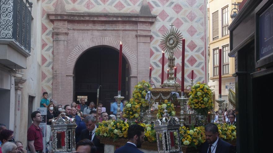 Dolores de San Juan saca al Señor Sacramentado en su procesión de Minerva