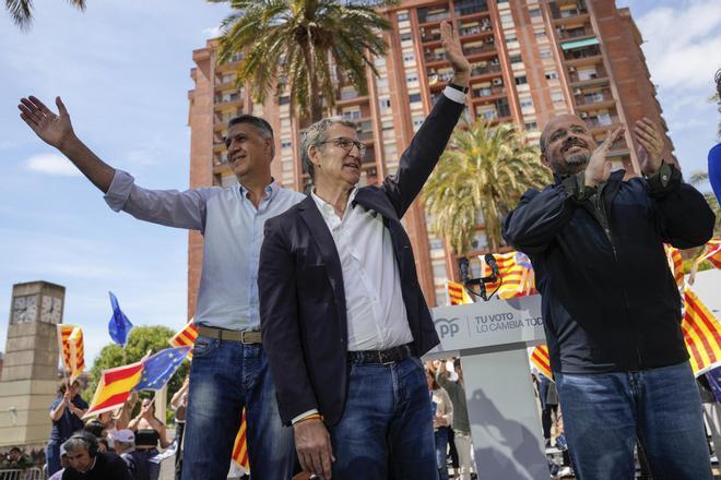 Xavier García Albiol, Alberto Núñez Feijóo y Alejandro Fernández en el acto central de campaña en Badalona
