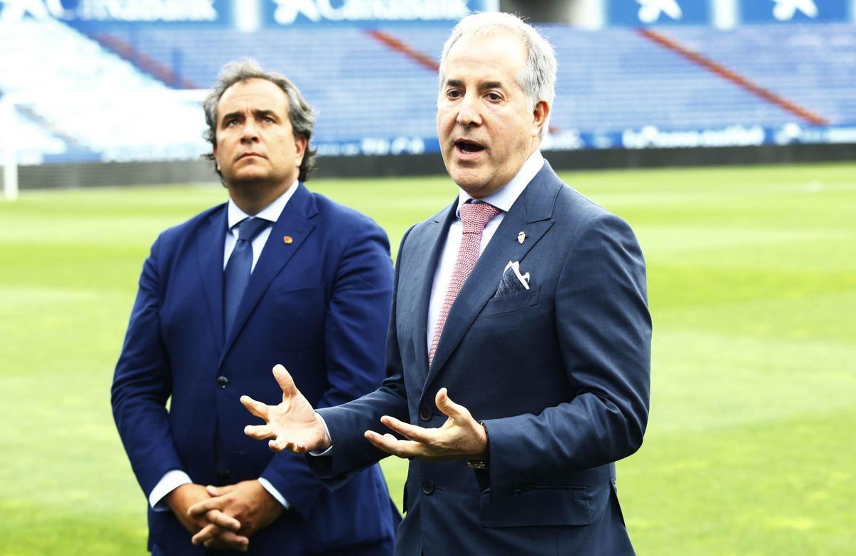 El presidente Jorge Mas (a la derecha) junto al consejero Juan Forcén en La Romareda.