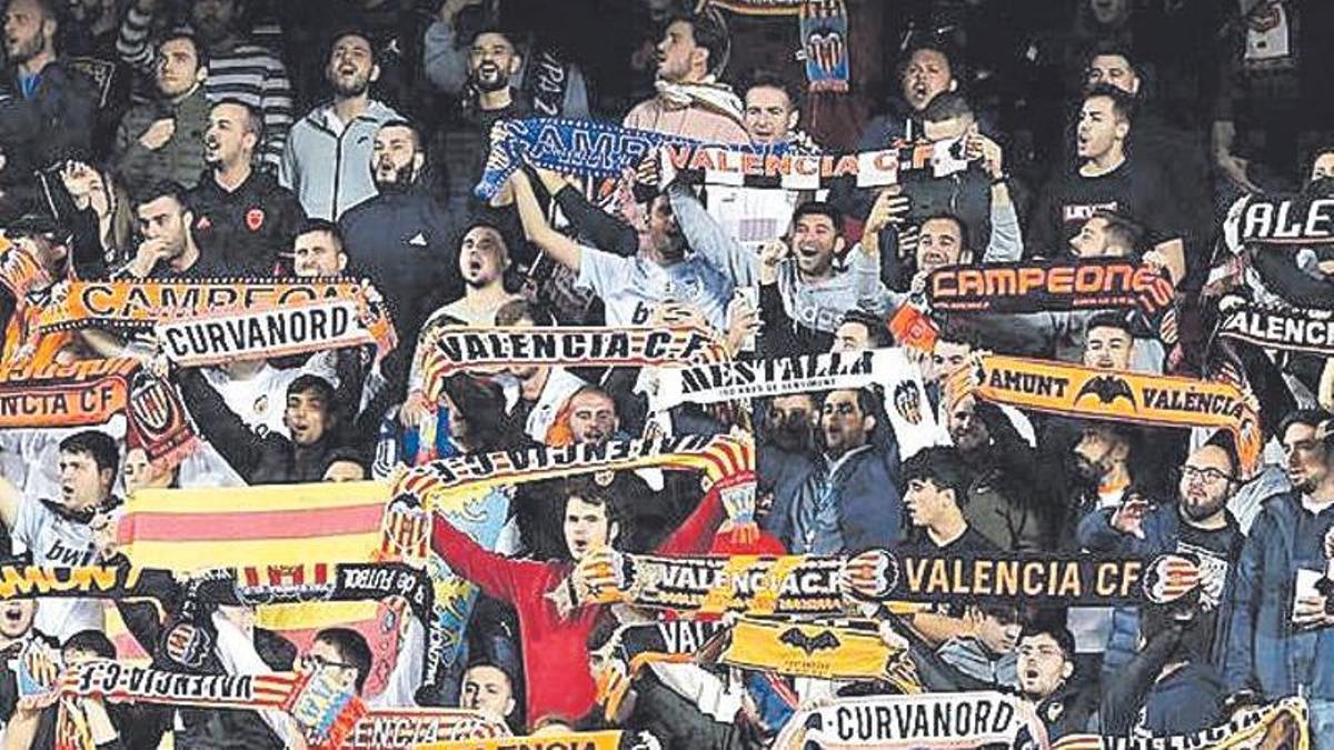 La afición del Valencia en Mestalla