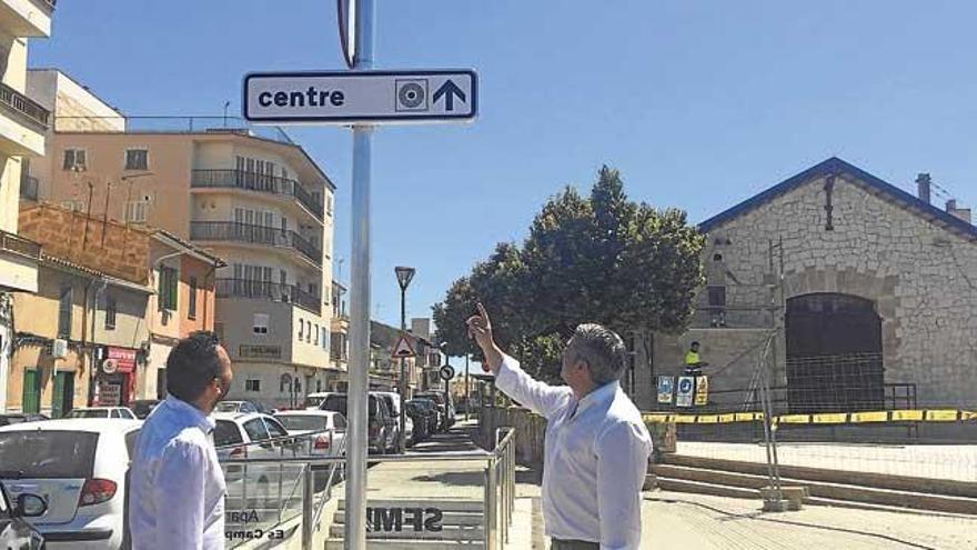 Tortella, con el alcalde, Virgilio Moreno, ante una nueva señal.