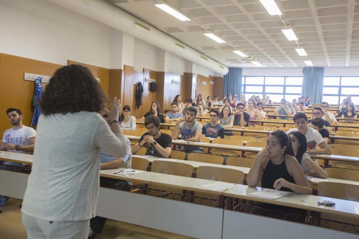 Los alumnos hacen los exámenes Los alumnos hacen los exámenes