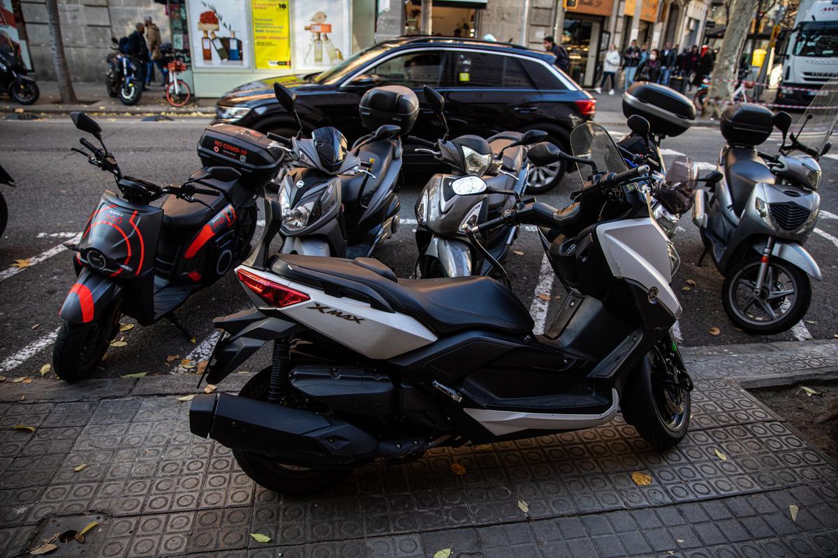 Moto bien aparcada, en el Eixample. En paralelo a la calzada y a medio metro del asfalto